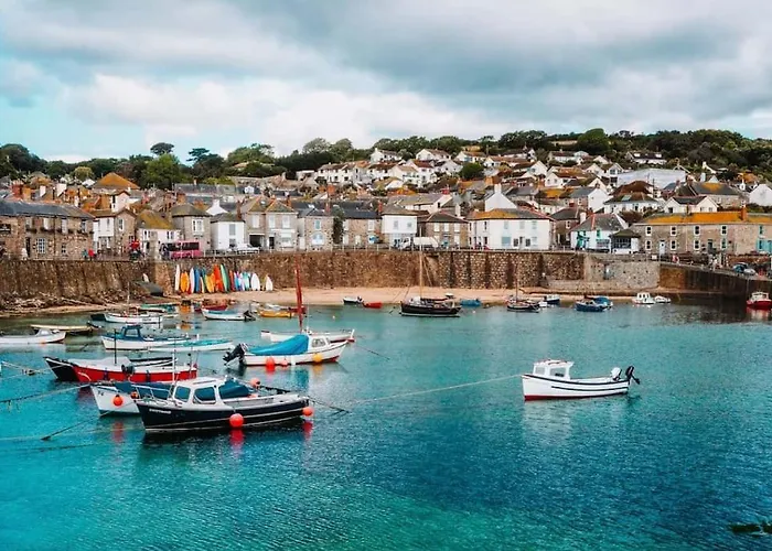 Bright 2 Bedroom Apartment Near Seafront Central Penzance