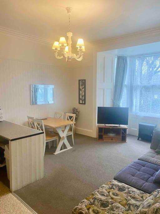 Apartment Bright 2 Bedroom Near Seafront