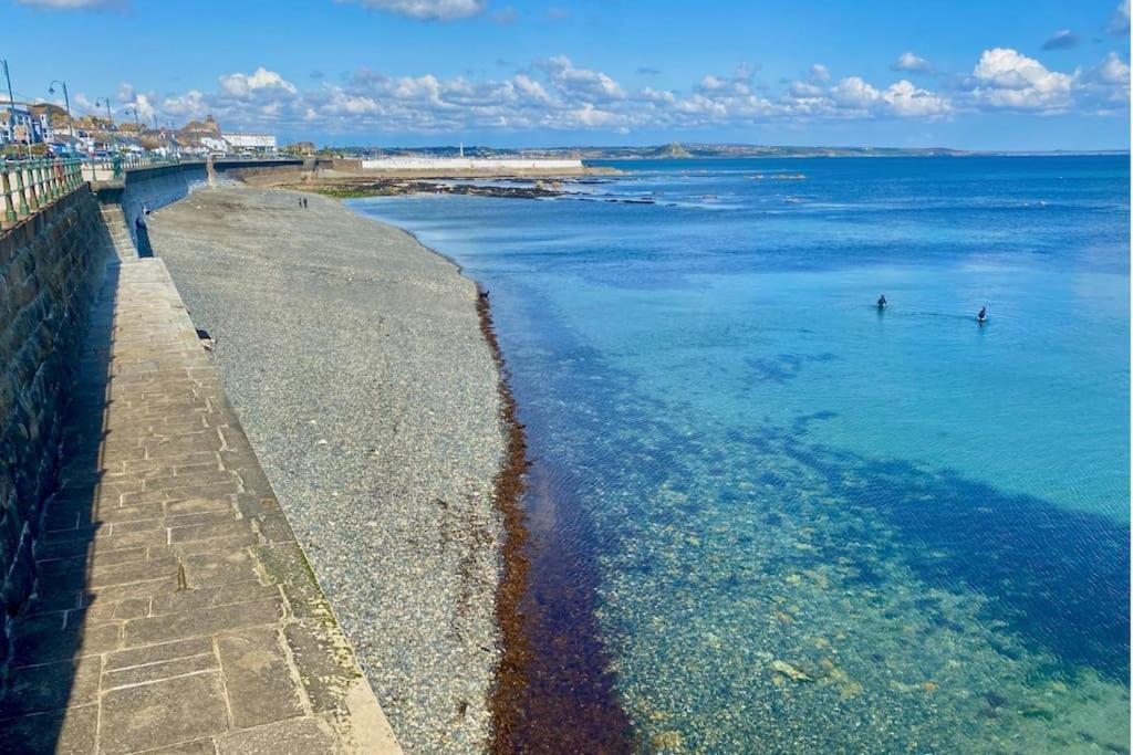 Bright 2 Bedroom Near Seafront